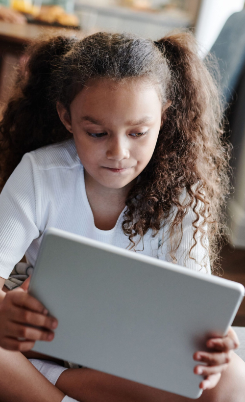 <p>Nous cherchons des parents et des personnes qui s’occupent d’enfants partout au Canada pour participer à des groupes de discussion virtuels sur l’utilisation des écrans par les enfants et les adolescents. Vos commentaires nous aideront à mieux comprendre les renseignements et les conseils dont les parents ont besoin.</p><p><i><strong>Veuillez noter que les groupes de discussion se dérouleront en anglais.</strong></i></p><p><strong>ÇA VOUS INTÉRESSE ? APPRENEZ-EN PLUS ET INSCRIVEZ-VOUS ICI</strong></p>