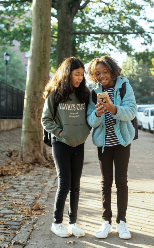 <p><strong>En quête d’équilibre : régimes et image corporelle chez les ados</strong></p><p>Les adolescents sont exposés à des messages contradictoires sur la santé et l’image corporelle, notamment par les médias sociaux, ce qui influence leurs perceptions du corps « normal » et favorise des comportements de contrôle du poids, fréquents même chez des jeunes au poids santé. Dans cet épisode d’Ados en santé, le <strong>docteur Nicholas Chadi</strong> reçoit la<strong> docteure Dina Moubayed</strong>, pédiatre en médecine de l’adolescence, pour définir ce qu’est une diète à l’adolescence, en décrire les formes et discuter des risques, y compris l’apparition de troubles des conduites alimentaires. </p><p><i>Ados en santé est un balado de la Société canadienne de pédiatrie. Écoutez-le maintenant.</i></p>