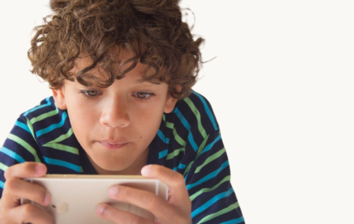 <p>Environ 50 % des enfants ont leur téléphone cellulaire à l’âge de 11 ans, mais de nombreux parents et professionnels de la santé pensent que c’est trop jeune.</p><p>Consultez notre Bibliothèque de ressources pour trouver des conseils sur le sujet et d’autres questions liées à l’utilisation des écrans.</p>